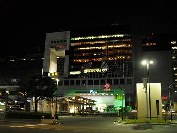 夜の京都駅ビルです